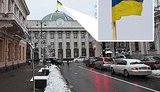На здании Верховной Рады висит порванный флаг Украины. ФОТО