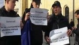 "Що шепче Богдан? Коли закінчиться епоха бідності?" - активісти пікетують пресмарафон із Зеленським. ВІДЕО+ФОТОрепортаж