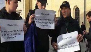 "Що шепче Богдан? Коли закінчиться епоха бідності?" - активісти пікетують пресмарафон із Зеленським. ВІДЕО+ФОТОрепортаж