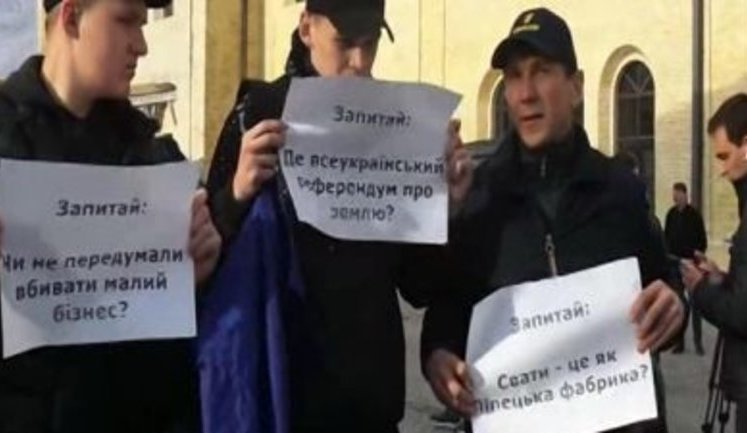 "Що шепче Богдан? Коли закінчиться епоха бідності?" - активісти пікетують пресмарафон із Зеленським. ВІДЕО+ФОТОрепортаж