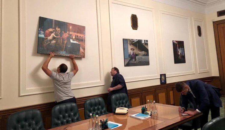 Кіоск із шаурмою і парламентський зал з пінгвінами: Зеленський особисто вибрав картини для Офісу Президента. ФОТОрепортаж