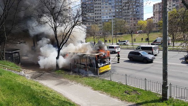 В Киеве на проспекте Правды сгорел автобус маршрута №102 04