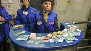 Активисты в Харькове заблокировали турникеты метро и пропускают пассажиров по 5 гривен вместо 8. ВИДЕО