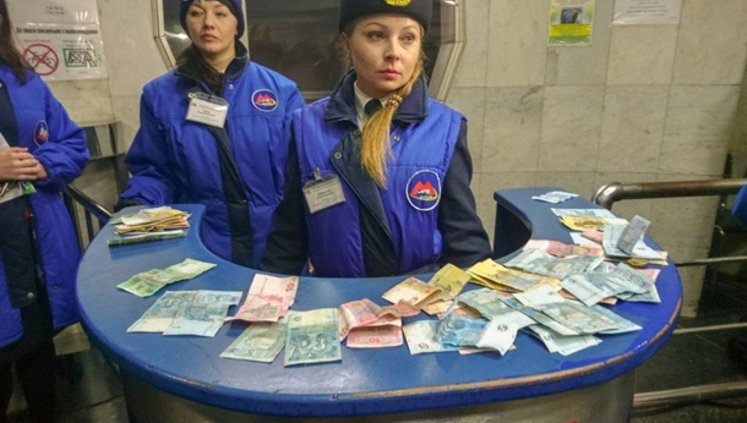 Активисты в Харькове заблокировали турникеты метро и пропускают пассажиров по 5 гривен вместо 8. ВИДЕО