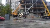 Строительный кран упал на проезжую часть в Киеве. ФОТОрепортаж