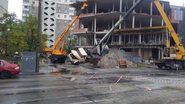Будівельний кран упав на проїжджу частину в Києві 02