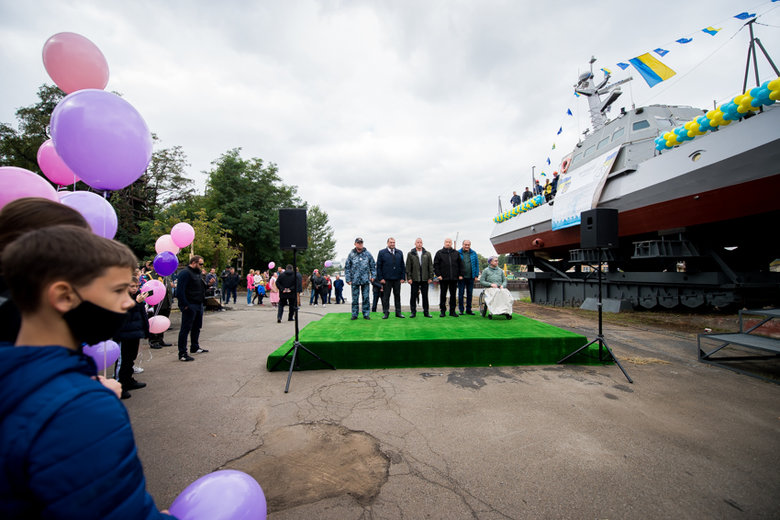 Кузня на Рибальському передала ВМС артилерійський броньований катер 02