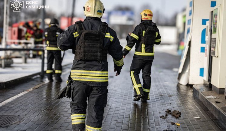 Росіяни вдарили по АЗС у Сумах: дві людини постраждали. ВІДЕО+ФОТОрепортаж