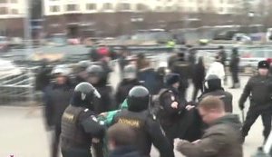 У Москві масово затримують учасників протесту - вже понад 900 осіб. Поліція застосовує спецзасоби. ВІДЕО (оновлено)
