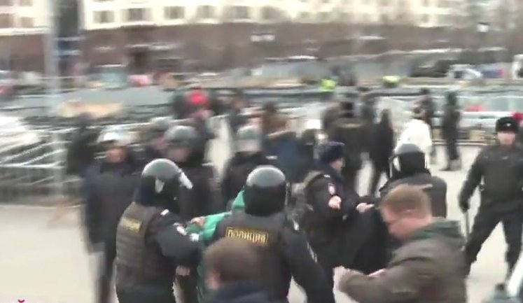 У Москві масово затримують учасників протесту - вже понад 900 осіб. Поліція застосовує спецзасоби. ВІДЕО (оновлено)