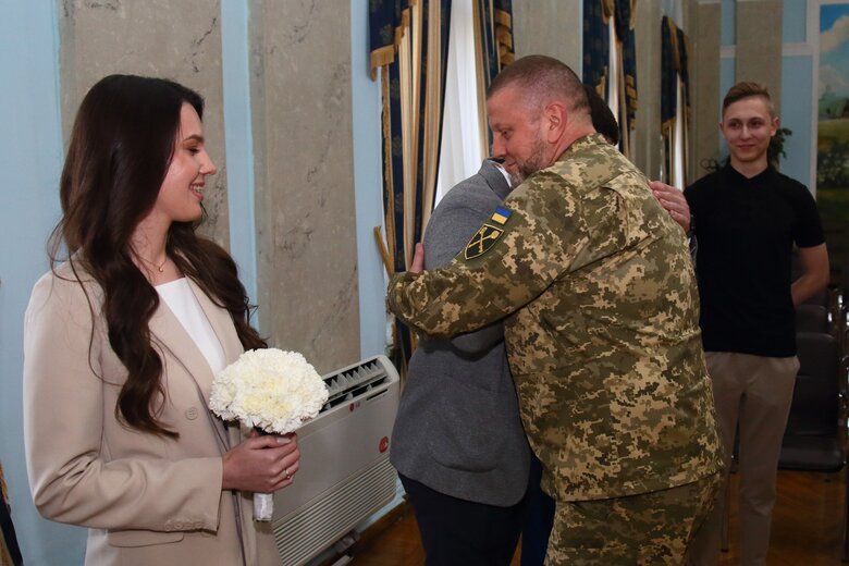 Головнокомандувач Залужний прийшов на весілля до військового 04