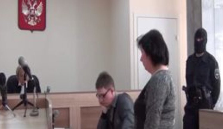 "На карикатуре с надписью "Останови заразу" свидетели узнали Путина", - мать-одиночку из РФ Вологженинову обвиняют в "возбуждение вражды к русским". ВИДЕО