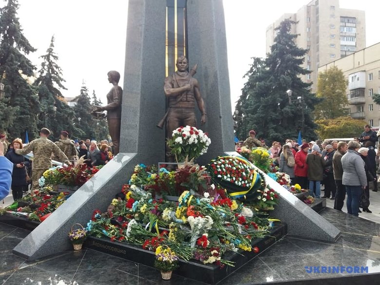 У Житомирі відкрили памятник Захисникам України у війні з російським агресором 02