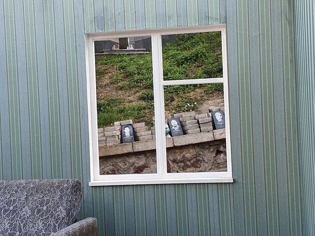 На Алеї Героїв Небесної Сотні встановлюють декорації посеред меморіалу. Виглядає гидко. Очі розстріляних зазирають у радянську хрущовку, - Кутєпов 04