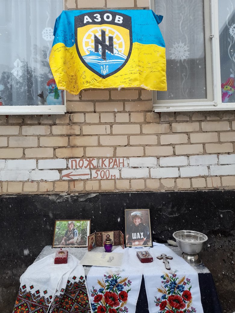Меморіальну дошку воїну Азова Едуарду Шахову, вбитому російським снайпером на Донбасі, відкрили на Херсонщині 18