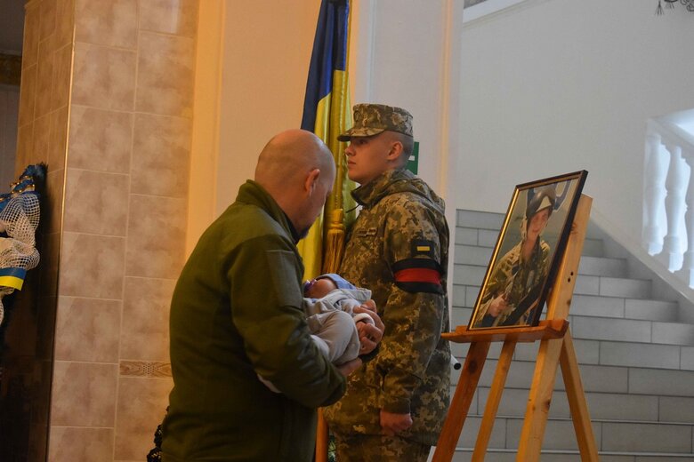 У Вінниці провели в останню путь 25-річного льотчика-штурмовика Сергія Пархоменка. Свою шану віддали і пара літаків Су-27 у небі 06