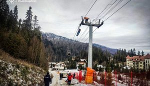 На горі Захар Беркут на Львівщині зупинився підйомник: на висоті залишаються близько 80 пасажирів. ФОТОрепортаж