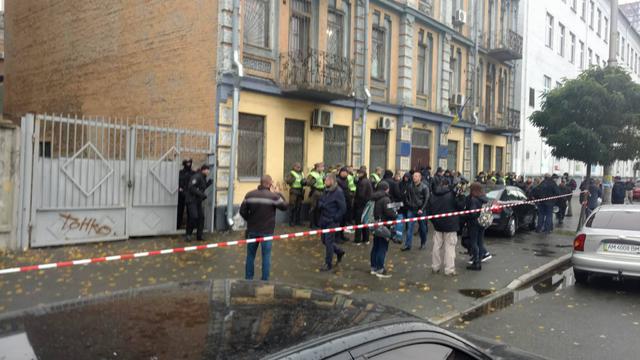 Поліцейські охороняють залу Святошинського райсуду: прихильники Коханівського залишаються в забарикадованому приміщенні 05