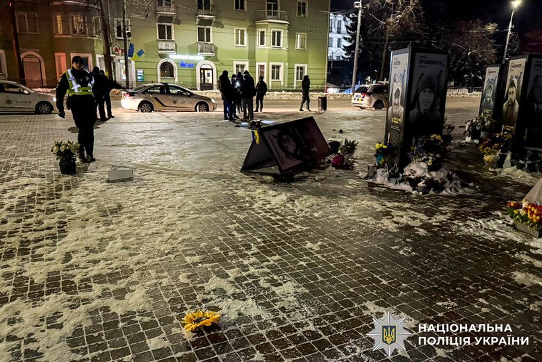 Жінка повалила портрети загиблих Героїв у Рівному