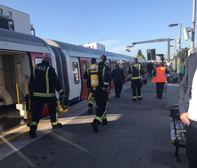 У лондонському метро пролунав вибух 03 У лондонському метро пролунав вибух 03