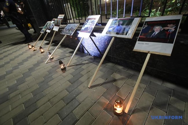 День бесславия России: в годовщину трагедии в Беслане под посольством РФ провели акцию 01