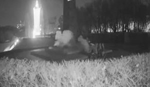 Невідомі заливають Вічний вогонь у Києві цементом. ВІДЕО камер спостереження