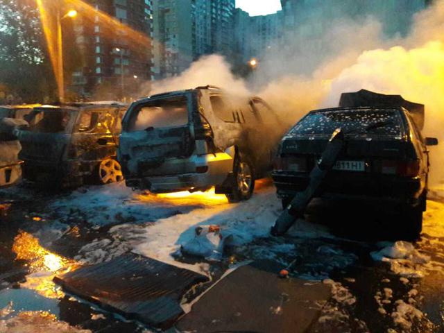 Вночі в Києві горіла стоянка, - ДСНС 02 Вночі в Києві горіла стоянка, - ДСНС 02