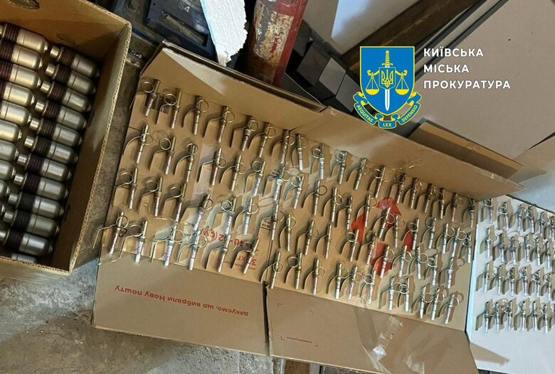 Затримали киян, які облаштували сховки зі зброєю