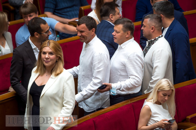 Шмигаль доповідає в напівпорожньому залі, Тищенко погрожує пальцем Арахамії, Васильєв і Ананченко ділять 6,7 млн, - день роботи Ради 16 липня 10 Шмигаль доповідає в напівпорожньому залі, Тищенко погрожує пальцем Арахамії, Васильєв і Ананченко ділять 6,7 млн, - день роботи Ради 16 липня 10