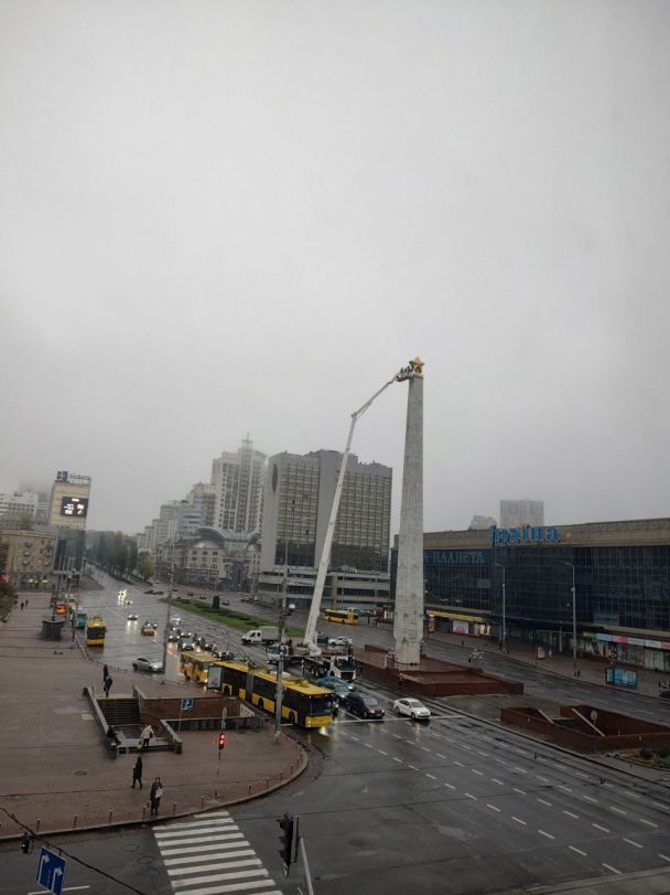 У Києві розпочали демонтаж радянської зірки з обеліска на Галицькій площі 02