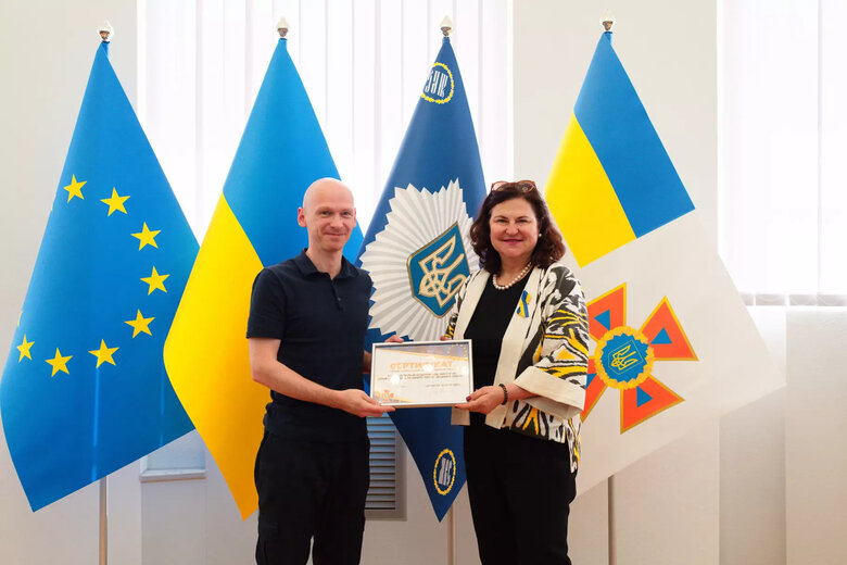 Посол Матернова передає сертифікат на три системи розмінування для ДСНС