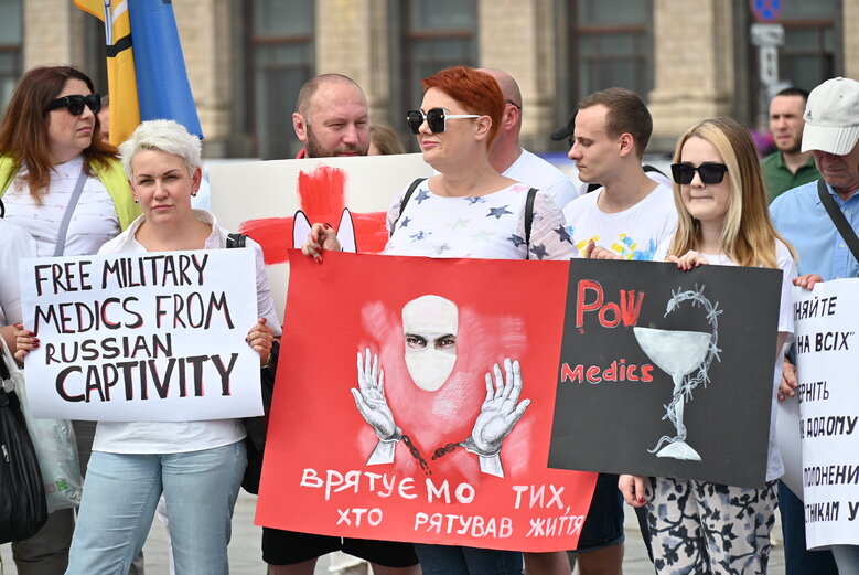 Акція на підтримку полонених військових медиків відбулася на Майдані Незалежності 29