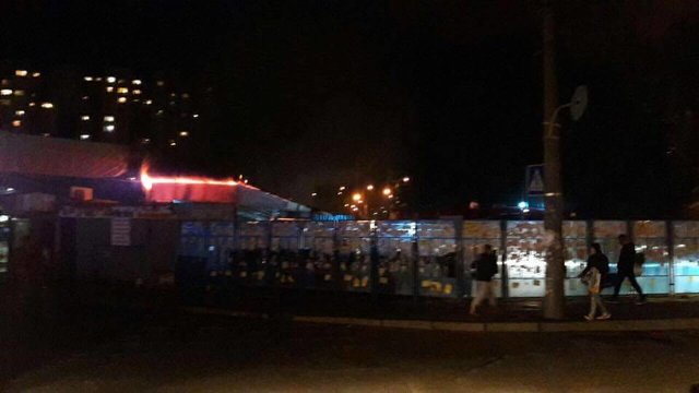 На столичному ринку сталася пожежа 02 На столичному ринку сталася пожежа 02