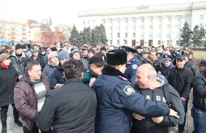 Как в Херсоне жертвы топливной аферы стали жертвами произвола полицейских - Мост