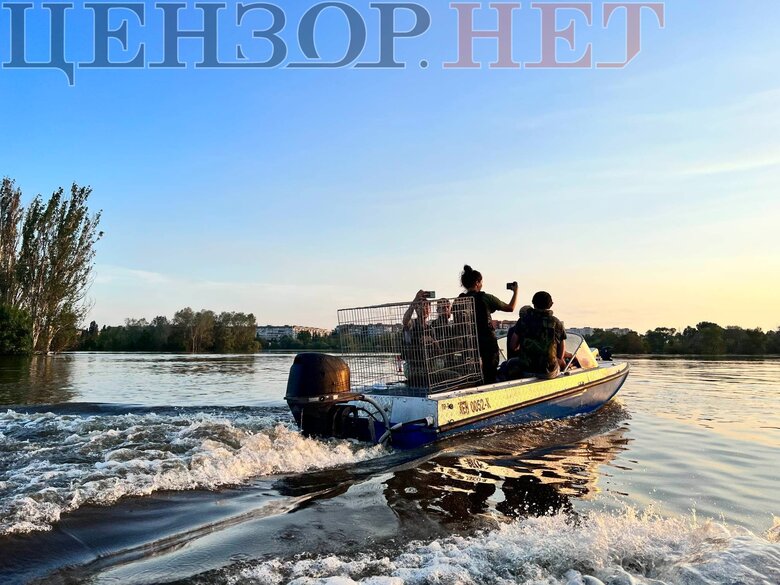 Поки не зійшла вода. Як виживають люди у затопленій частині Херсону 06