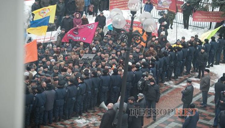 Chornobyl Victims Protesting at the Verkhovna Rada Protected by Police Cordon. PHOTO