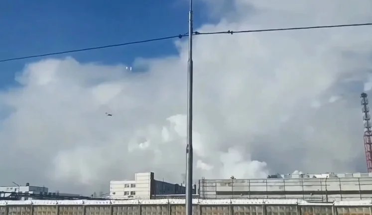 Щонайменше 8 дронів влучили у хімічний завод у Кіровській області РФ. ВIДЕО
