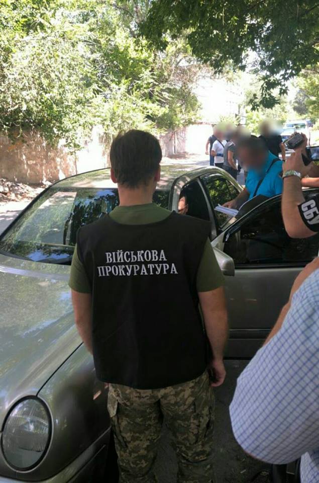 Помощник судьи задержан в Днепре на взятке 1,3 тыс. долл., - военная прокуратура 01