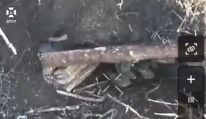 Рашист намагався збити дрон, кинувши зброю, але був одразу ліквідований пілотами "Фенікса". ВIДЕО