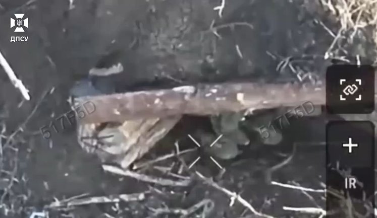 Рашист намагався збити дрон, кинувши зброю, але був одразу ліквідований пілотами "Фенікса". ВIДЕО