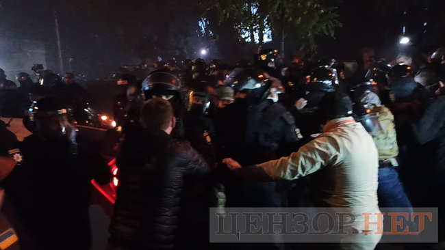 Под Шевченковским судом - столкновения с полицией 04