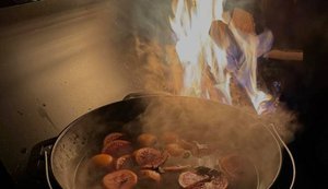 Пикник с глинтвейном и шашлыками устроили киевляне во дворе многоэтажек после нескольких суток без света. ВИДЕО