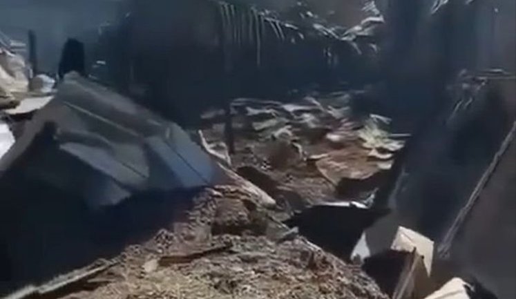 Россиянин снимает результат работы авиации ВСУ: "Вот так называемая, бл#дь, братская могила. Вот что один самолет наделал. Пацанов сгорело много". ВИДЕО