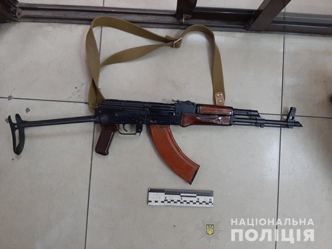 Хотел сдать в ломбард: полицейские задержали в Харькове мужчину, разгуливавшего по городу с оружием 01