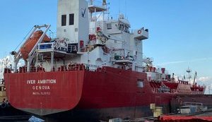 "Альянс Энерго Трейд" принял первую партию битума по морю. ФОТО