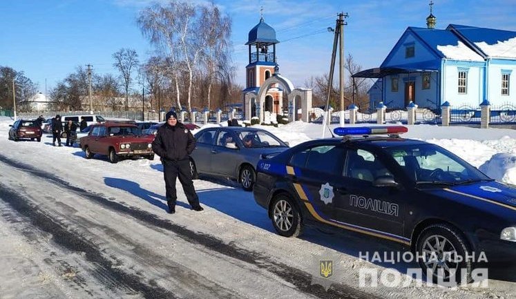 Почти 12 тысяч верующих приняли участие в массовых купаниях в Киеве и области, - полиция. ФОТОрепортаж