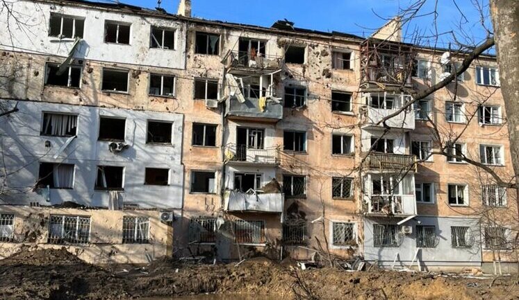 Последствия обстрела Херсона российскими оккупантами: "Прилет" был за жилмассивом. ФОТОрепортаж