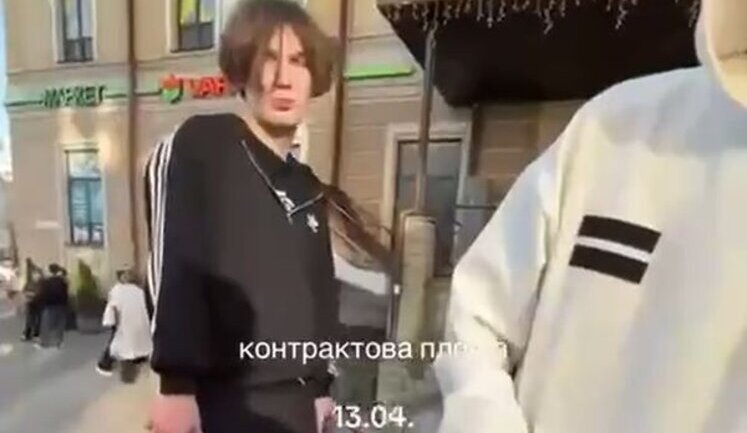 У центрі Києва підлітки увімкнули російську музику, а на зауваження відреагували гімном РФ. ВIДЕО