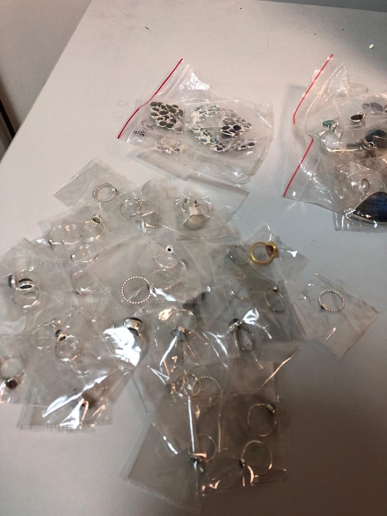 Пенсионерка и 20-летний парень пытались ввезти в Украину килограмм драгоценностей 07