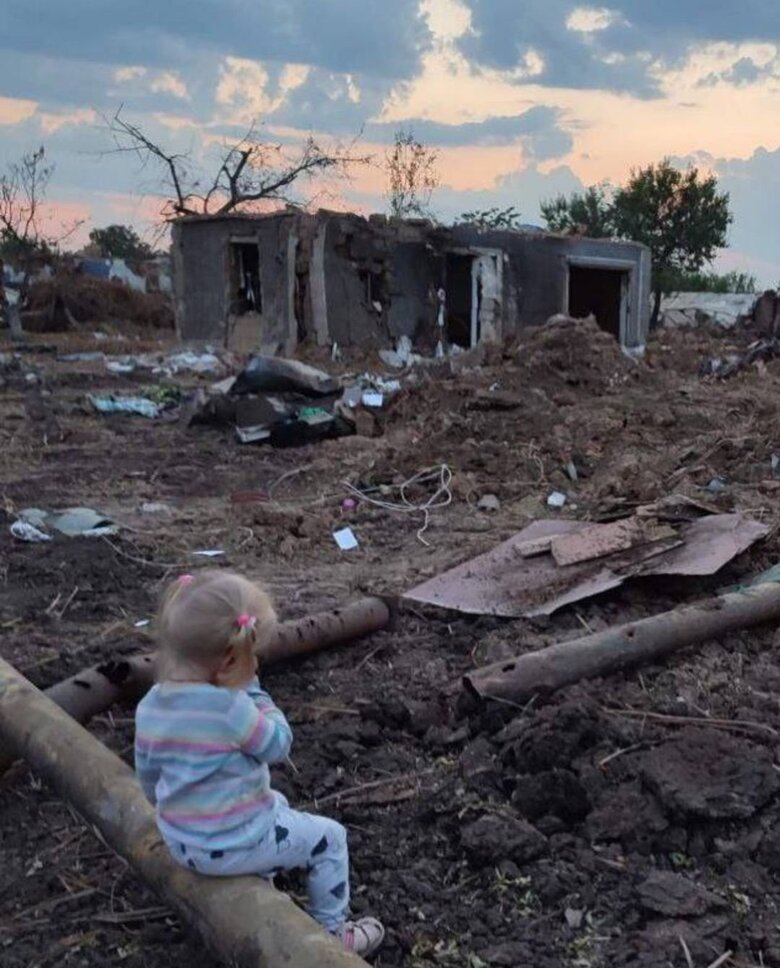 Дівчинка перед знищеним внаслідок російського обстрілу будинком на Одещині 01